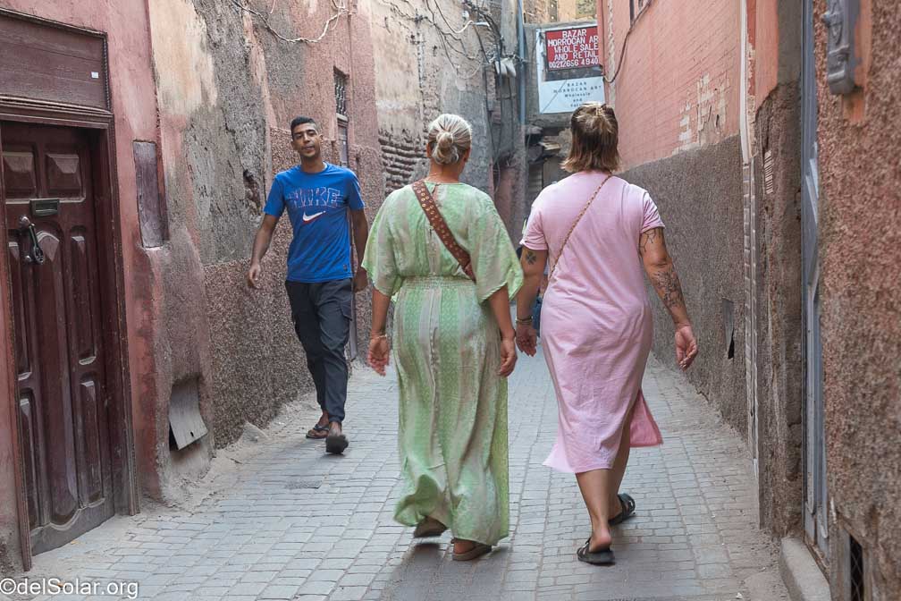 ILCE-7RM4  --  18-50mm F2.8 DC DN | Contemporary 021 -- 1/60 sec at f / 3.5 -- ISO 400 -- 0 EV -- 