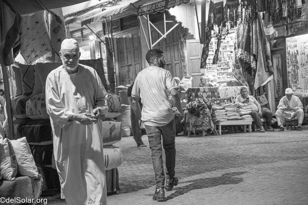 ILCE-7RM4  --  18-50mm F2.8 DC DN | Contemporary 021 -- 1/100 sec at f / 3.5 -- ISO 2500 -- 0 EV -- 