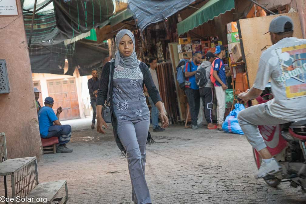 ILCE-7RM4  --  18-50mm F2.8 DC DN | Contemporary 021 -- 1/160 sec at f / 3.5 -- ISO 2000 -- 0 EV -- 