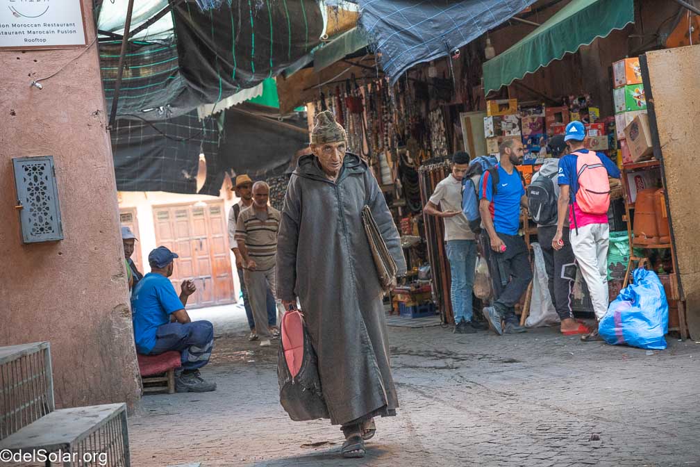 ILCE-7RM4  --  18-50mm F2.8 DC DN | Contemporary 021 -- 1/160 sec at f / 3.5 -- ISO 2000 -- 0 EV -- 