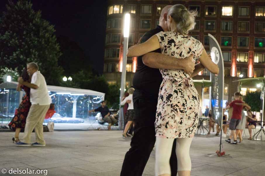 ILCE-6000  --  E 20mm F2.8 -- 1/40 sec at f / 2.8 -- ISO 1600 -- 0 EV -- 