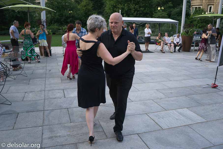 ILCE-6000  --  E 20mm F2.8 -- 1/400 sec at f / 3.2 -- ISO 800 -- 0 EV -- 