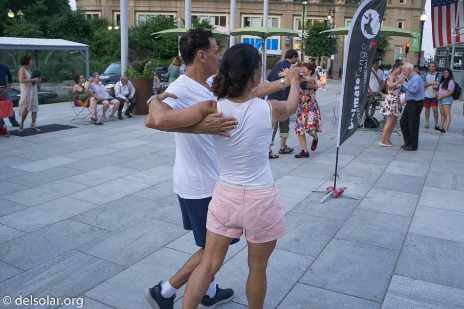 ILCE-6000  --  E 20mm F2.8 -- 1/400 sec at f / 3.2 -- ISO 800 -- 0 EV -- 