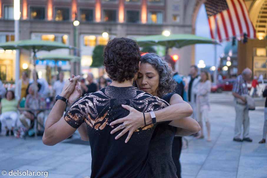 ILCE-6000  --  E 35mm F1.8 OSS -- 1/320 sec at f / 1.8 -- ISO 2500 -- 0 EV -- 