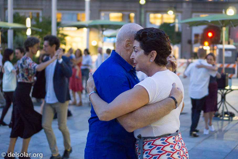 ILCE-6000  --  E 35mm F1.8 OSS -- 1/200 sec at f / 1.8 -- ISO 2500 -- 0 EV -- 