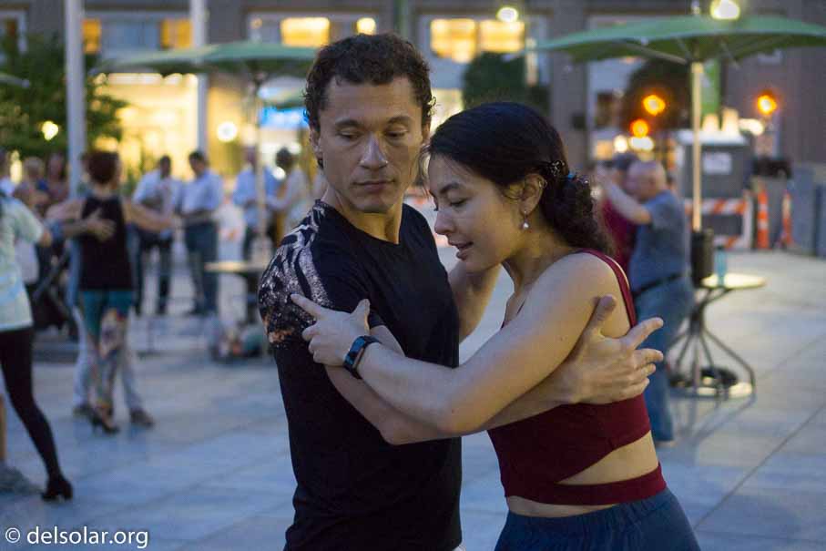 ILCE-6000  --  E 35mm F1.8 OSS -- 1/200 sec at f / 1.8 -- ISO 2500 -- 0 EV -- 