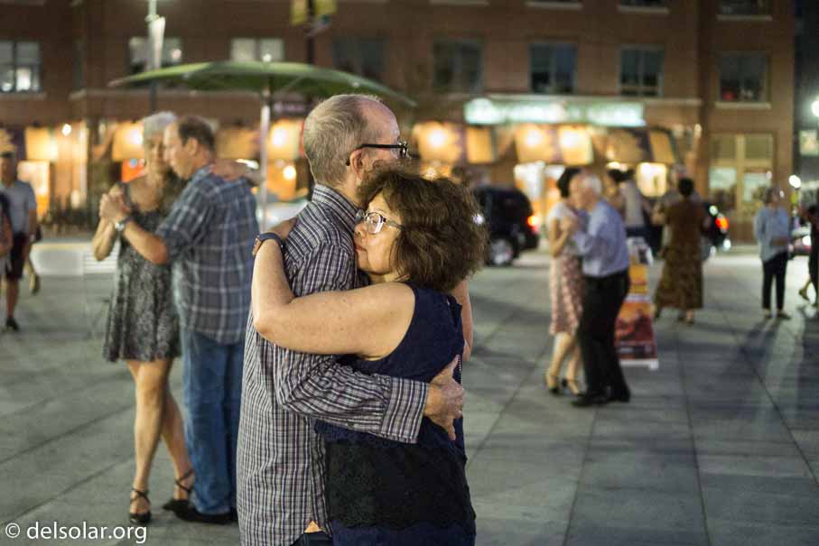 ILCE-6000  --  E 35mm F1.8 OSS -- 1/80 sec at f / 1.8 -- ISO 3200 -- 0 EV -- 