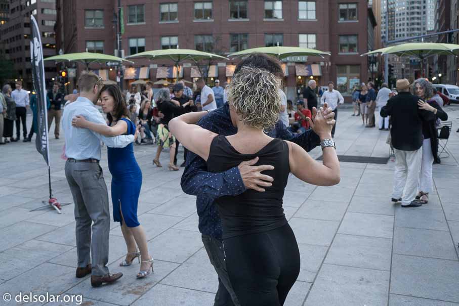 ILCE-6000  --  E 20mm F2.8 -- 1/320 sec at f / 3.2 -- ISO 800 -- 0 EV -- 