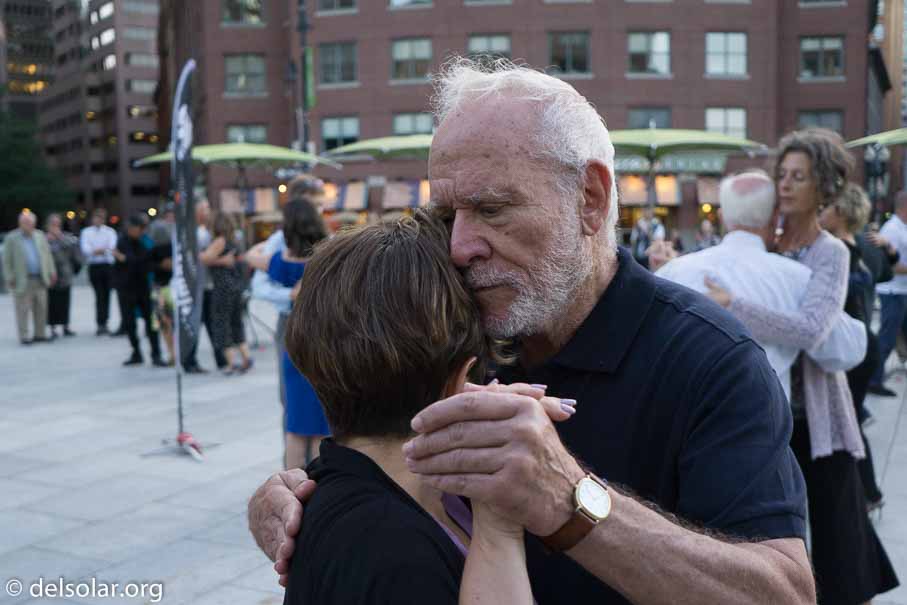 ILCE-6000  --  E 20mm F2.8 -- 1/320 sec at f / 3.2 -- ISO 800 -- 0 EV -- 