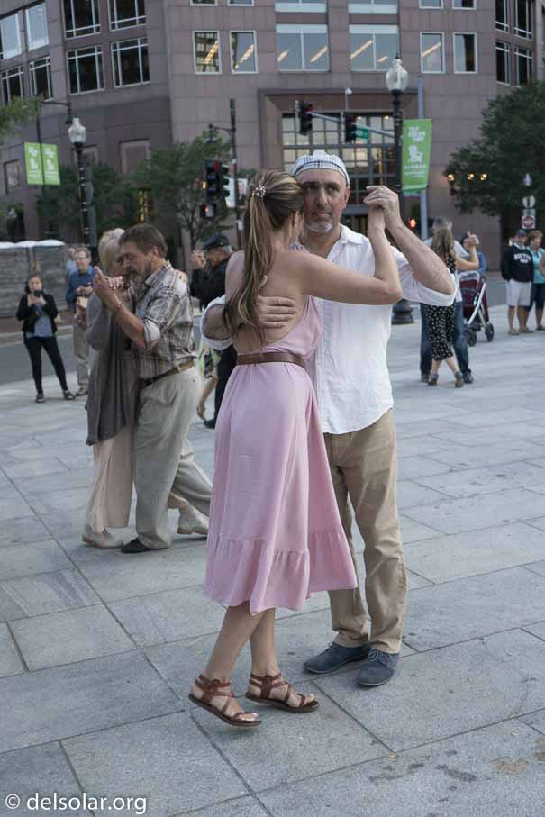 ILCE-6000  --  E 20mm F2.8 -- 1/320 sec at f / 3.2 -- ISO 800 -- 0 EV -- 