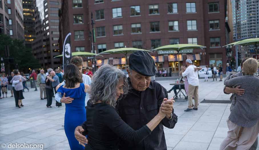 ILCE-6000  --  E 20mm F2.8 -- 1/320 sec at f / 3.2 -- ISO 800 -- 0 EV -- 