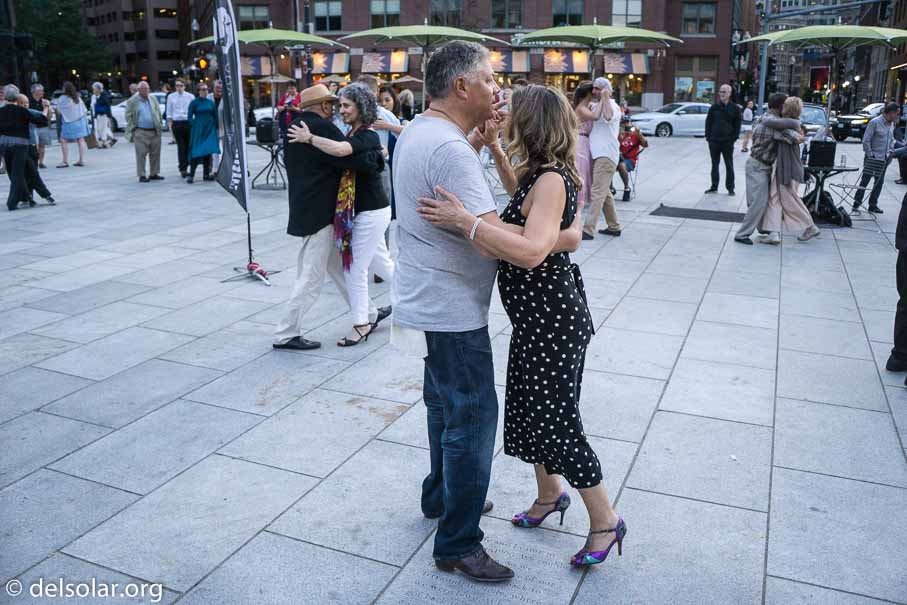 ILCE-6000  --  E 20mm F2.8 -- 1/320 sec at f / 3.2 -- ISO 800 -- 0 EV -- 