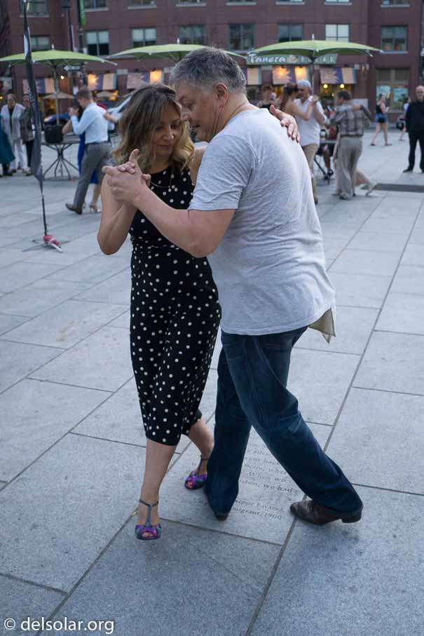 ILCE-6000  --  E 20mm F2.8 -- 1/320 sec at f / 3.2 -- ISO 800 -- 0 EV -- 