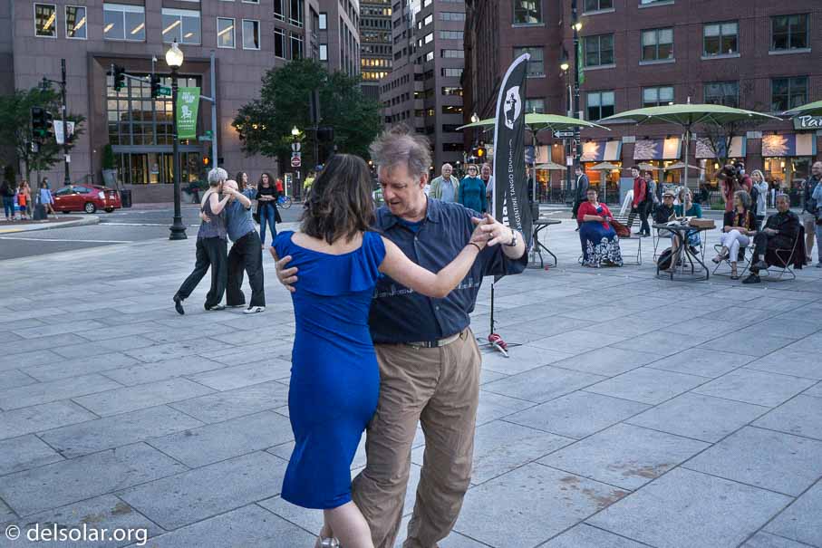 ILCE-6000  --  E 20mm F2.8 -- 1/320 sec at f / 3.2 -- ISO 800 -- 0 EV -- 