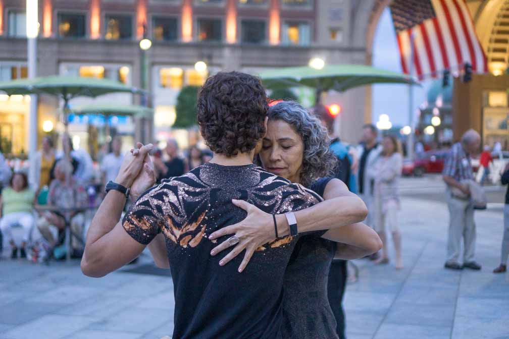 ILCE-6000  --  E 35mm F1.8 OSS -- 1/320 sec at f / 1.8 -- ISO 2500 -- 0 EV -- 