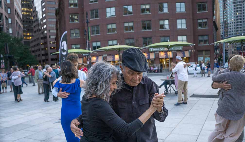 ILCE-6000  --  E 20mm F2.8 -- 1/320 sec at f / 3.2 -- ISO 800 -- 0 EV -- 