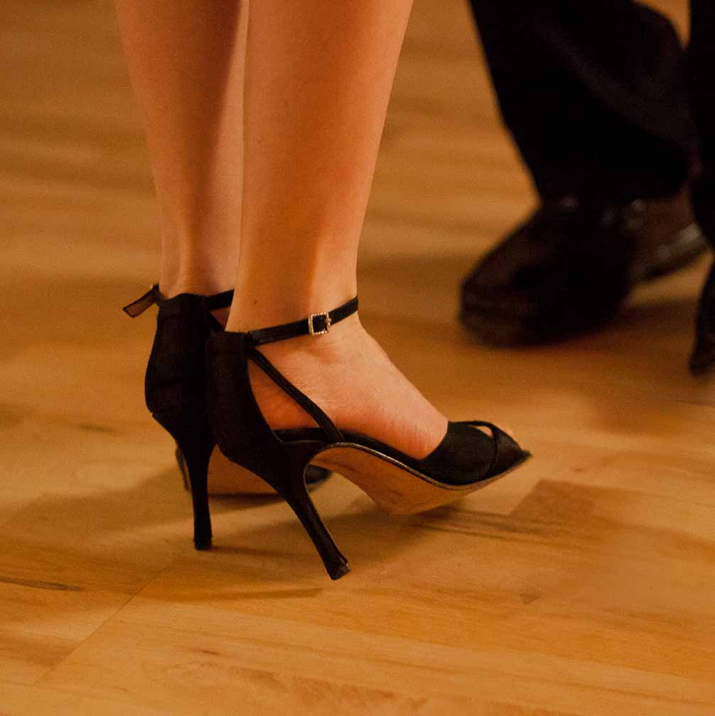 Canon EOS 5D Mark II  --  EF85mm f/1.8 USM -- 1/80 sec at f / 2.0 -- ISO 4000 -- -1/3 EV -- 